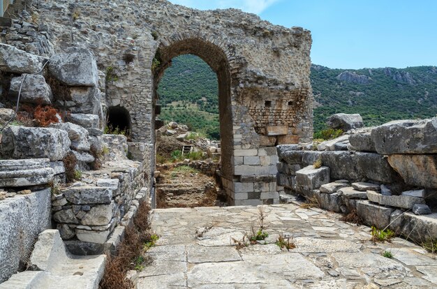 Foto o grande teatro de éfeso, turquia. éfeso era uma cidade grega antiga, e mais tarde uma grande cidade romana e uma das maiores cidades do mundo mediterrâneo.