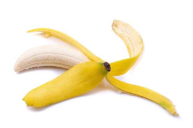 O grupo das bananas e a banana descascam isolado em um fundo branco.