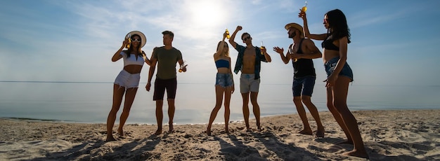 Foto o grupo de amigos se divertindo na praia