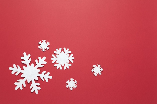 Foto o grupo de branco grande e pequeno sentiu flocos de neve no vermelho de borgonha, espaço da cópia.