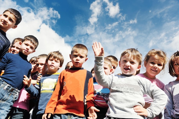 o grupo de crianças felizes se diverte e brinca no conceito de educação pré-escolar do jardim de infância com o professor