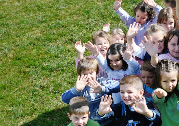 o grupo de crianças felizes se diverte e brinca no conceito de educação pré-escolar do jardim de infância com o professor