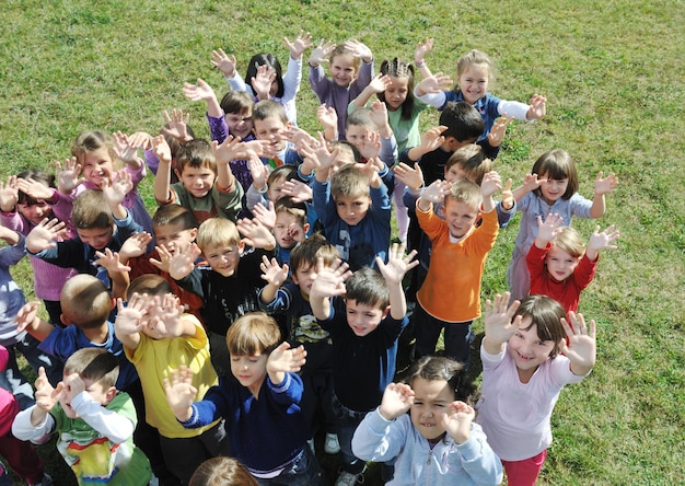 o grupo de crianças felizes se diverte e brinca no conceito de educação pré-escolar interna do jardim de infância com o professor