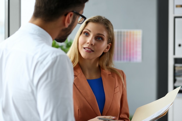 O grupo de empresários modernos no debate do escritório na edição financeira realiza no retrato dos originais dos braços. Pessoa de análise de dados de recursos humanos de avaliação de sucesso