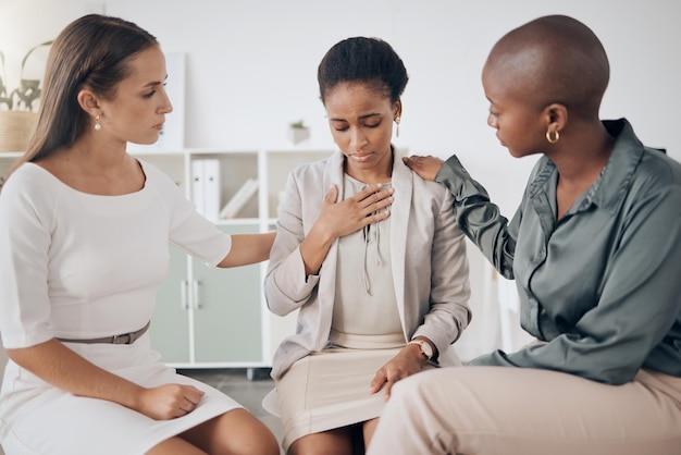 O grupo de reabilitação de drogas ou de apoio ao câncer oferece ajuda a uma mulher triste Depressão de um membro infeliz com problemas de saúde mental recebendo cuidados de ansiedade e ajuda de pessoas