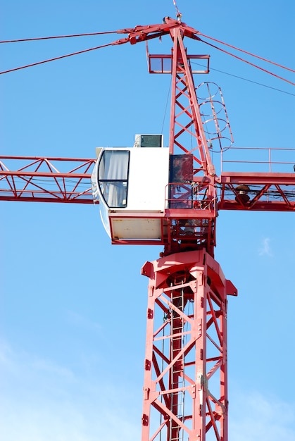 O guindaste de construção no dia com o céu