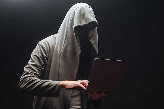 O hacker está hackeando o sistema à noite