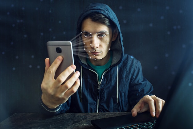 O hacker está tentando invadir o telefone usando o método de identificação pessoal de reconhecimento facial