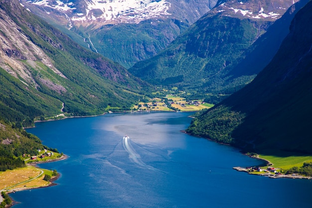 O Hjorundfjord e os Alpes Sunnmore perto de Trandal, More og Romsdal, Noruega.