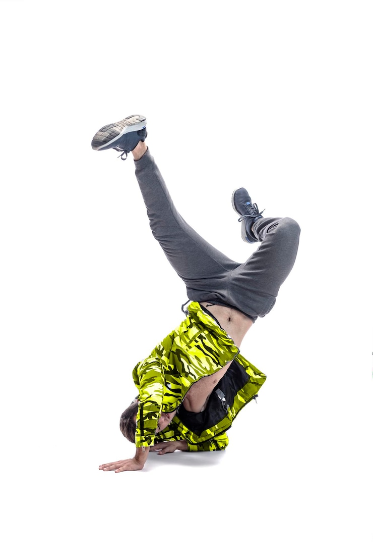 Foto o homem acrobático ginástico posando em postura de equilíbrio