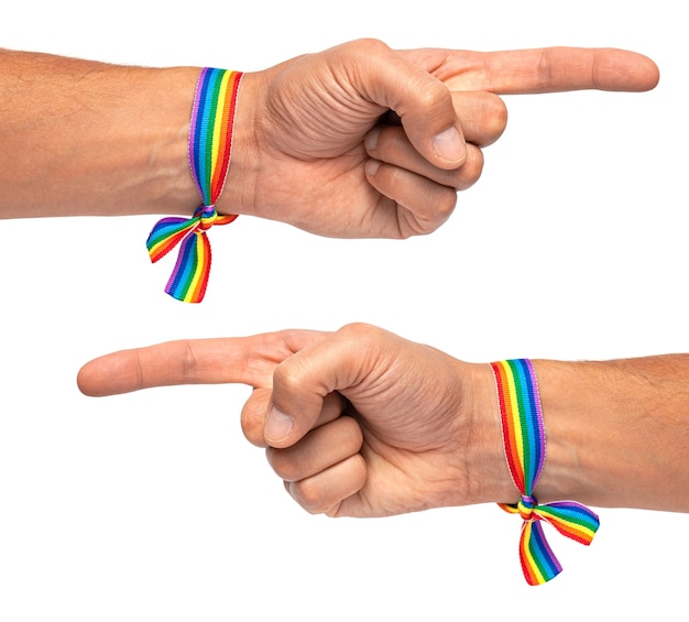 O homem aponta o dedo para o símbolo do orgulho LGBT da fita do arco-íris isolado em