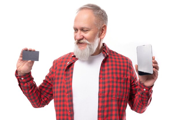 Foto o homem aposentado bonito com barba branca e bigode gosta de pagamentos on-line