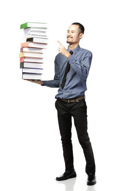 O homem asiático abriu a boca vestida no vestuário formal com livros.