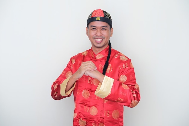 Foto o homem asiático que veste o traje chinês comemora o ano novo