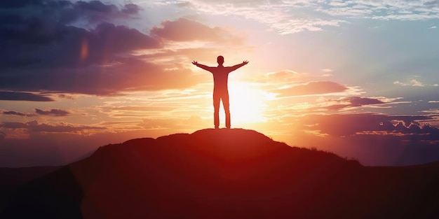 Foto o homem bem sucedido celebra a vitória no pôr-do-sol pragma