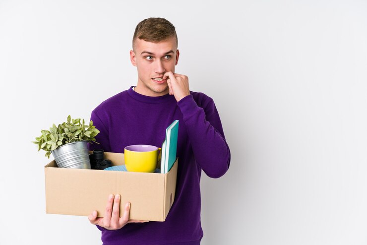 Foto o homem caucasiano novo que move-se para uma casa nova relaxou o pensamento sobre algo que olha um espaço em branco.