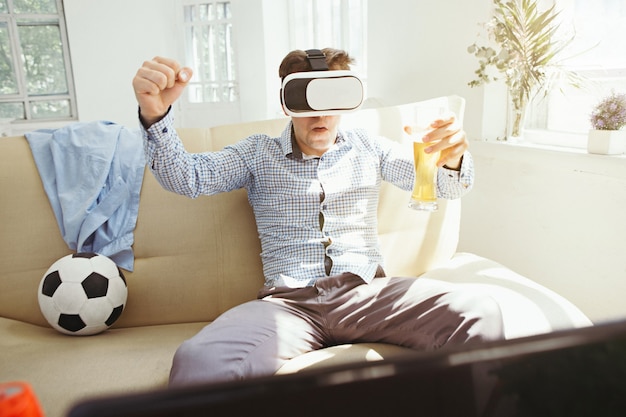 O homem com óculos de realidade virtual em casa. conceito de tecnologia do futuro.