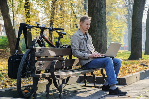 O homem com um laptop.