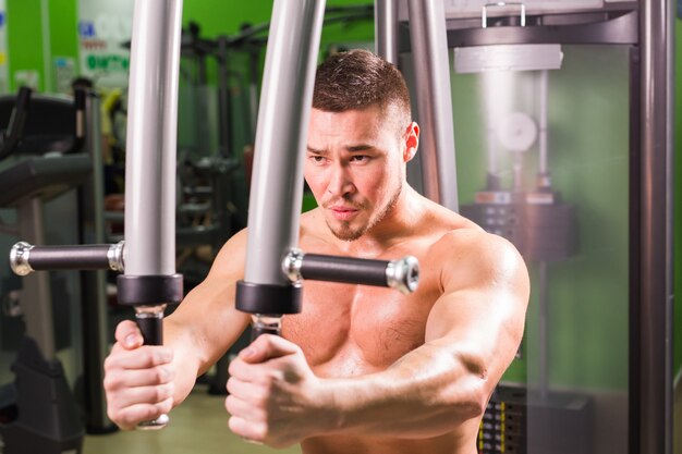 O homem considerável da aptidão dá certo no gym