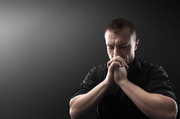 O homem cruzando as mãos em oração a Deus oração a Deus por felicidade e uma vida melhor
