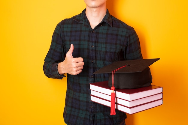 O homem da universidade está feliz com a formatura