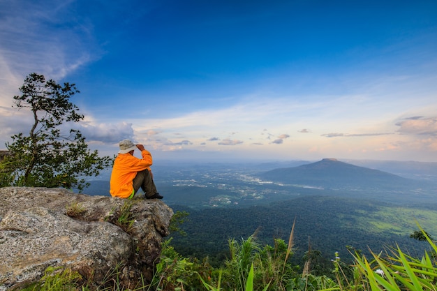 O homem de caminhada que visita na montanha alta na província de Loei, Tailândia.