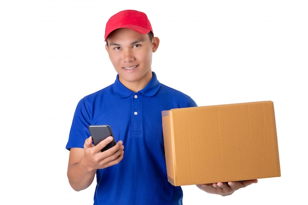 O homem de entrega asiático leva a parcela marrom ou as caixas de cartão isoladas no branco