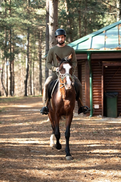 O homem de equitação está treinando seu cavalo