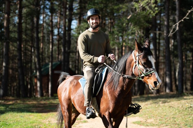 O homem de equitação está treinando seu cavalo