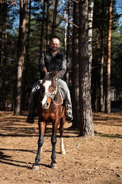 O homem de equitação está treinando seu cavalo