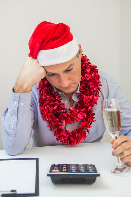 O homem de negócios comemora o Feliz Natal e o boneco de neve do boneco de ano novo feliz