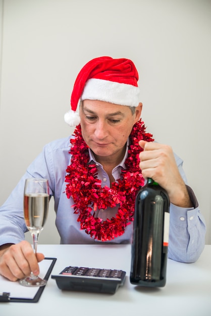 O homem de negócios comemora o Feliz Natal e o boneco de neve do boneco de ano novo feliz