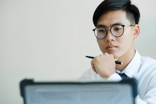 O homem de negócios está analisando o marketing em linha no computador portátil