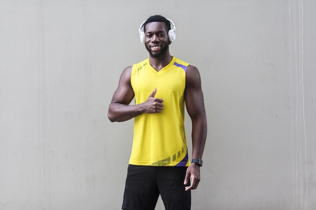 O homem de pele negra tem um corpo musculoso perfeito, mostrando um sinal