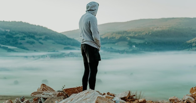 O homem descansa no topo da montanha após o treinamento Conceito de motivação