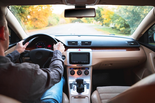 O homem dirigindo o carro moderno