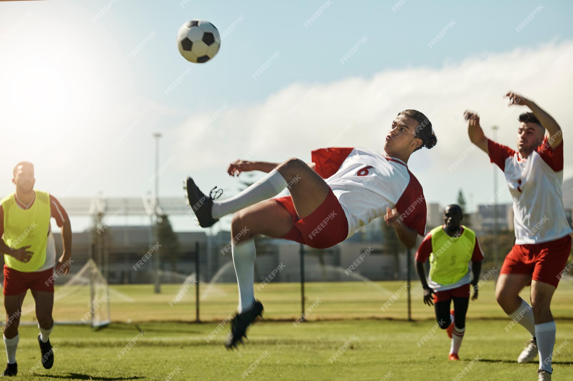 Homem mulher e jogando futebol no campo do estádio gramado e ambiente  natural em jogo de competição e desafio amigos de fitness esportistas e  jogadores de futebol em treinamento de bola de