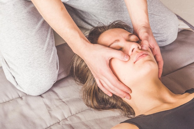 O homem e a mulher no chão massagem de ioga tailandesa, alongamento e ginástica, esportes e saúde