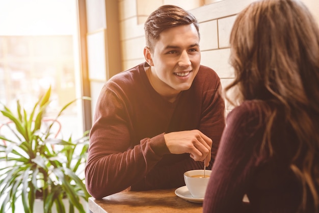 O homem e a mulher tomam um café no restaurante