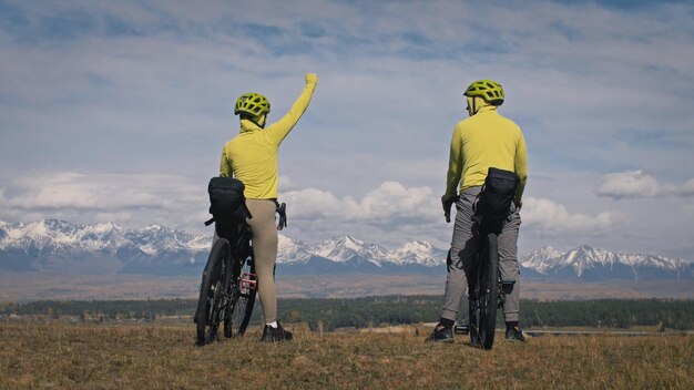 O homem e a mulher viajam em cicloturismo misto com bikepacking