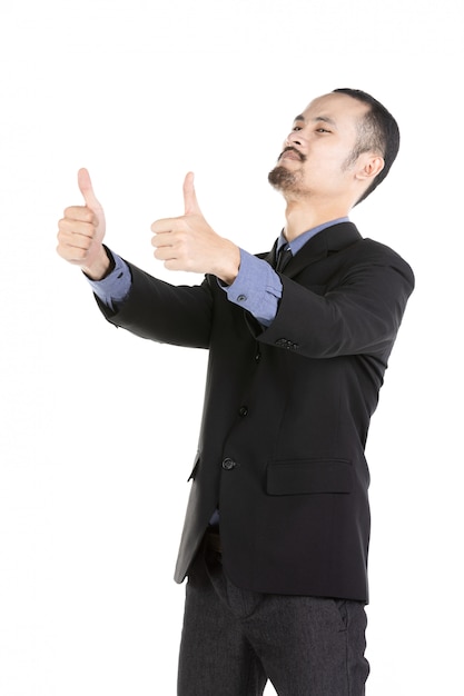 O homem entusiasmado asiático vestiu-se no vestuário formal que dá o thumbs-up.