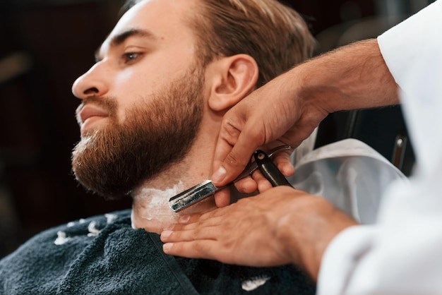 Foto o homem está a visitar uma barbearia moderna, estilo moderno.