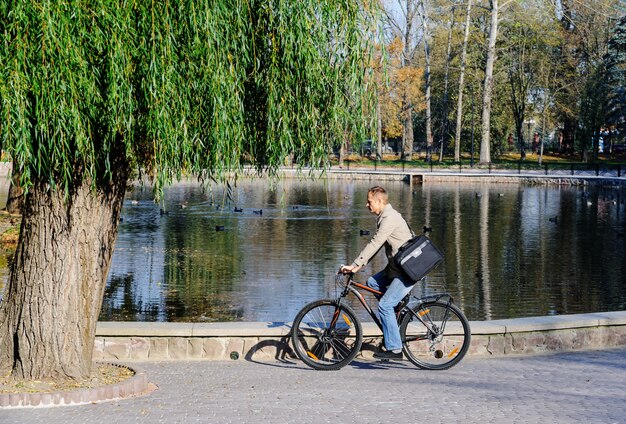 O homem está andando de bicicleta