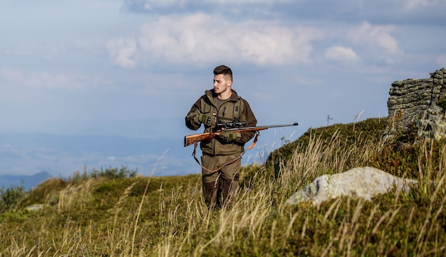 O homem está caçando. Rifle de caça de caça. Homem caçador. Período de caça.