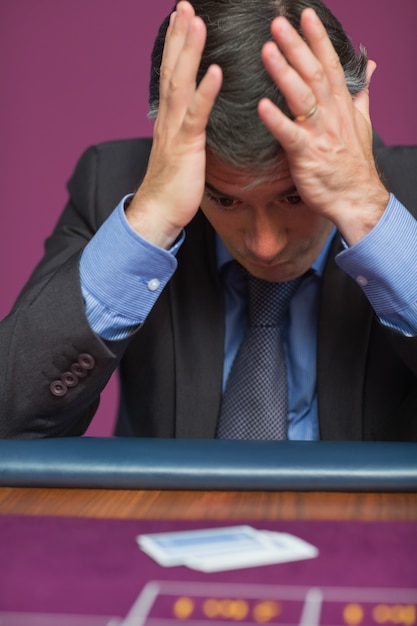 Foto o homem está estressado sobre os cartões