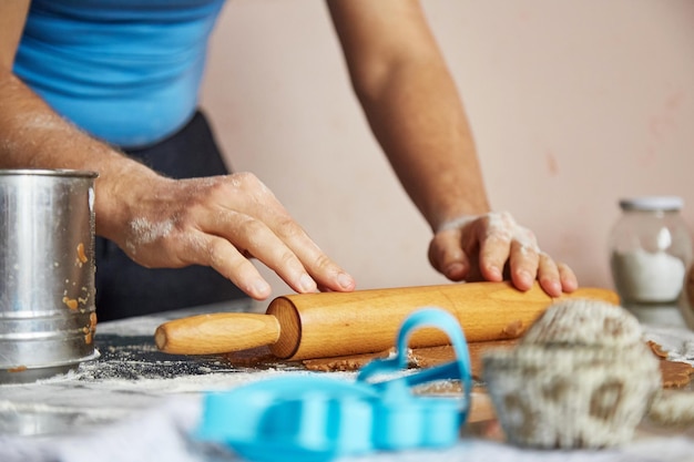 O homem está fazendo massa para biscoitos