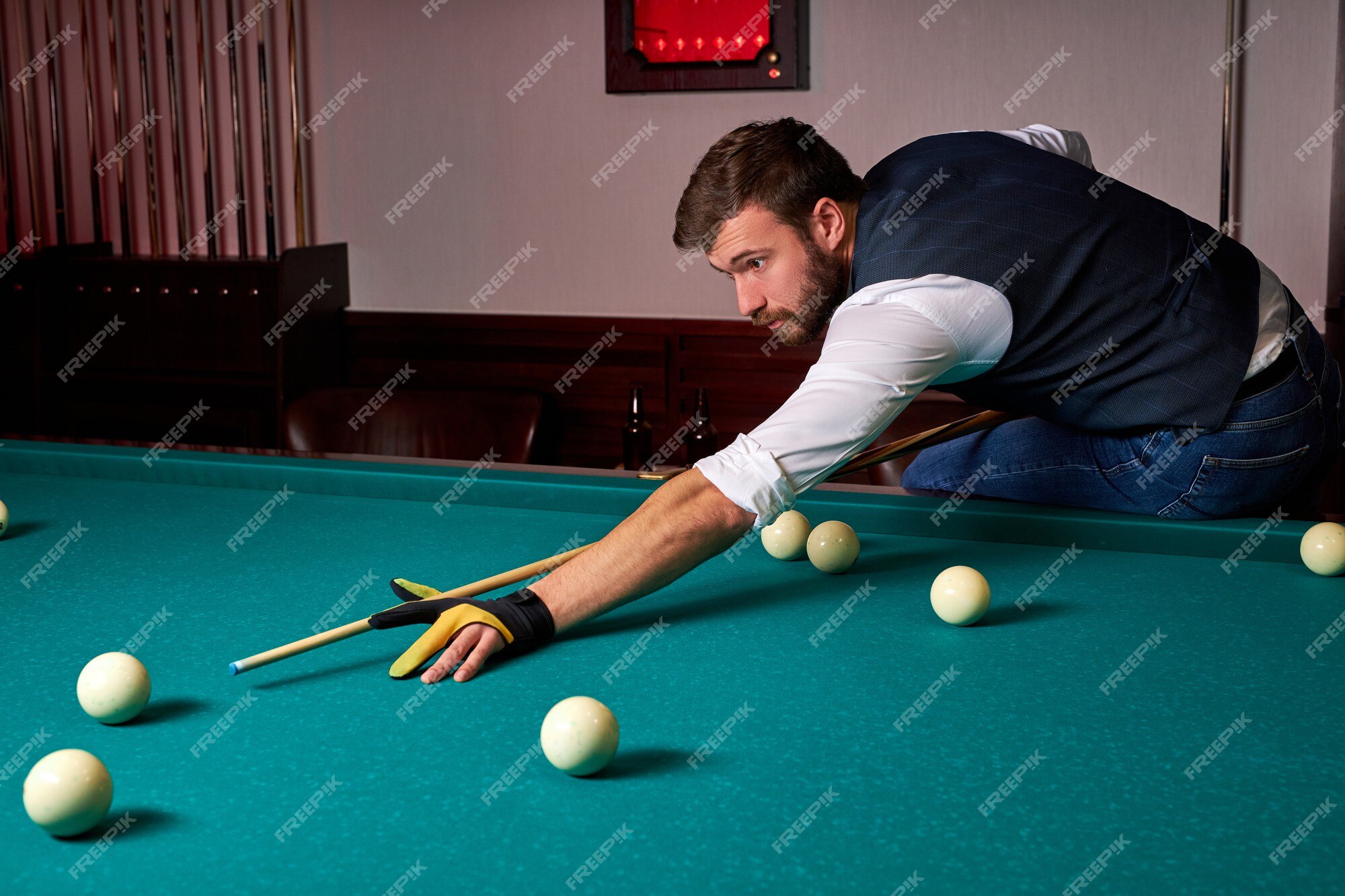 do homem mão e sugestão braço jogando sinuca jogos ou preparando visando  para tiro piscina bolas em uma verde de bilhar mesa. colorida sinuca bolas  em verde friso. 27077287 Foto de stock