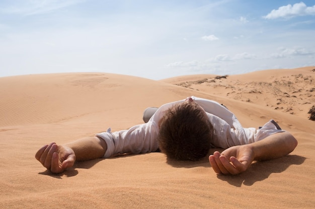 O homem está sozinho no deserto ensolarado Ele está perdido e sem fôlego Sem água e energia