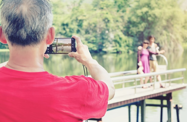 O homem está tirando fotos no exterior