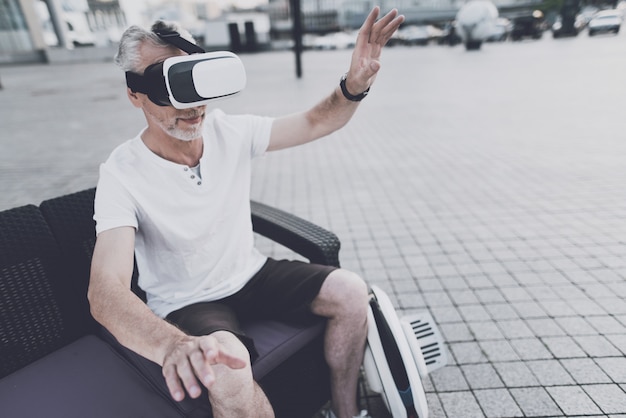 O homem está usando óculos de realidade virtual